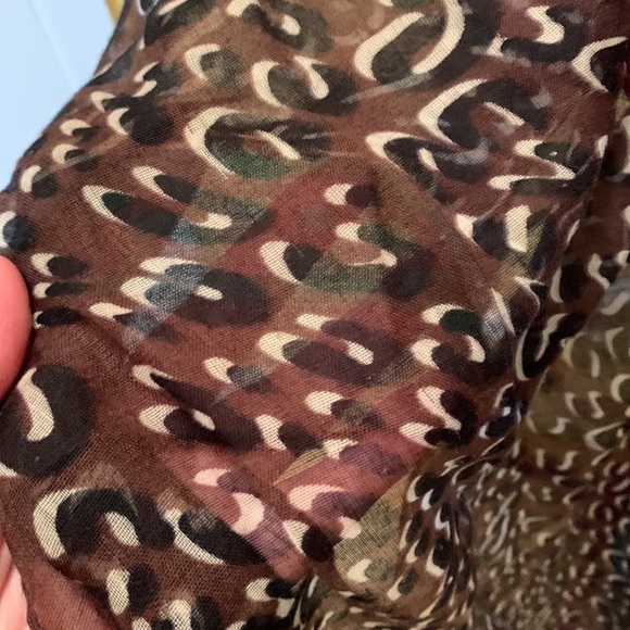 Animal print sheer scarf with a green contrasting border print - Picture 3 of 9